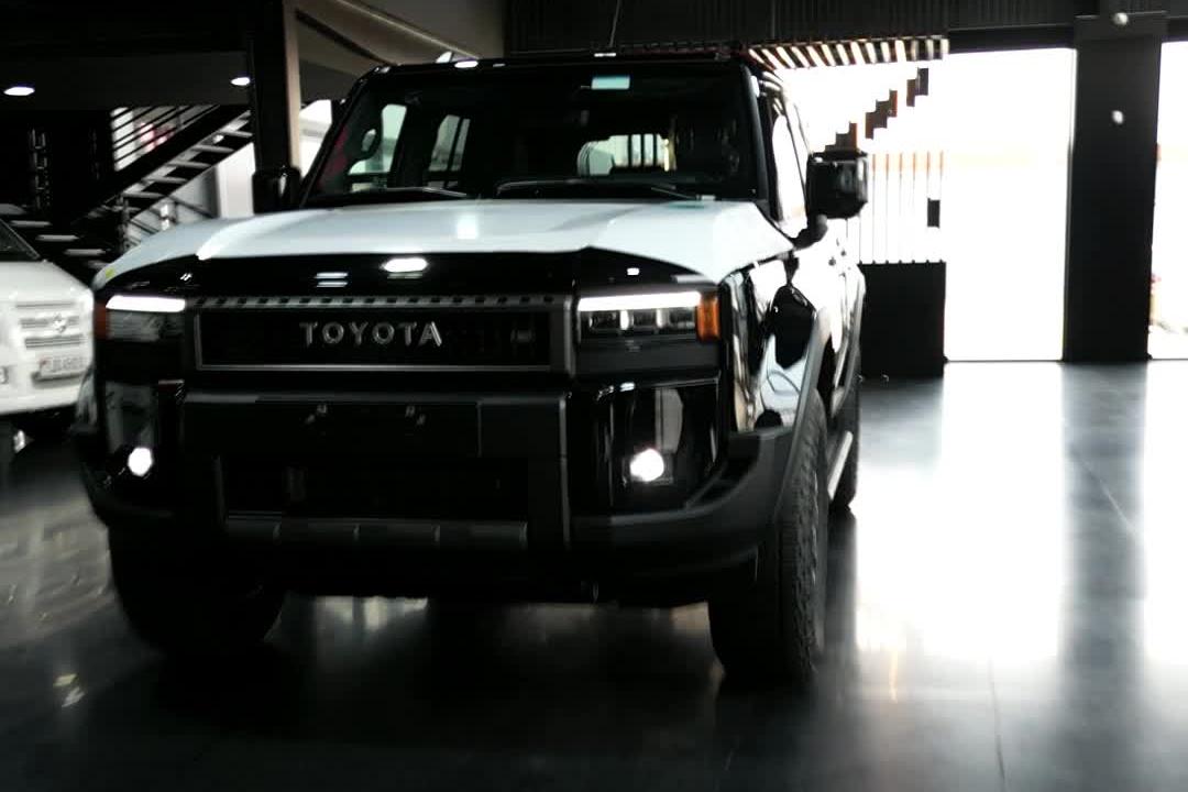 Automóvel no showroom HMS
